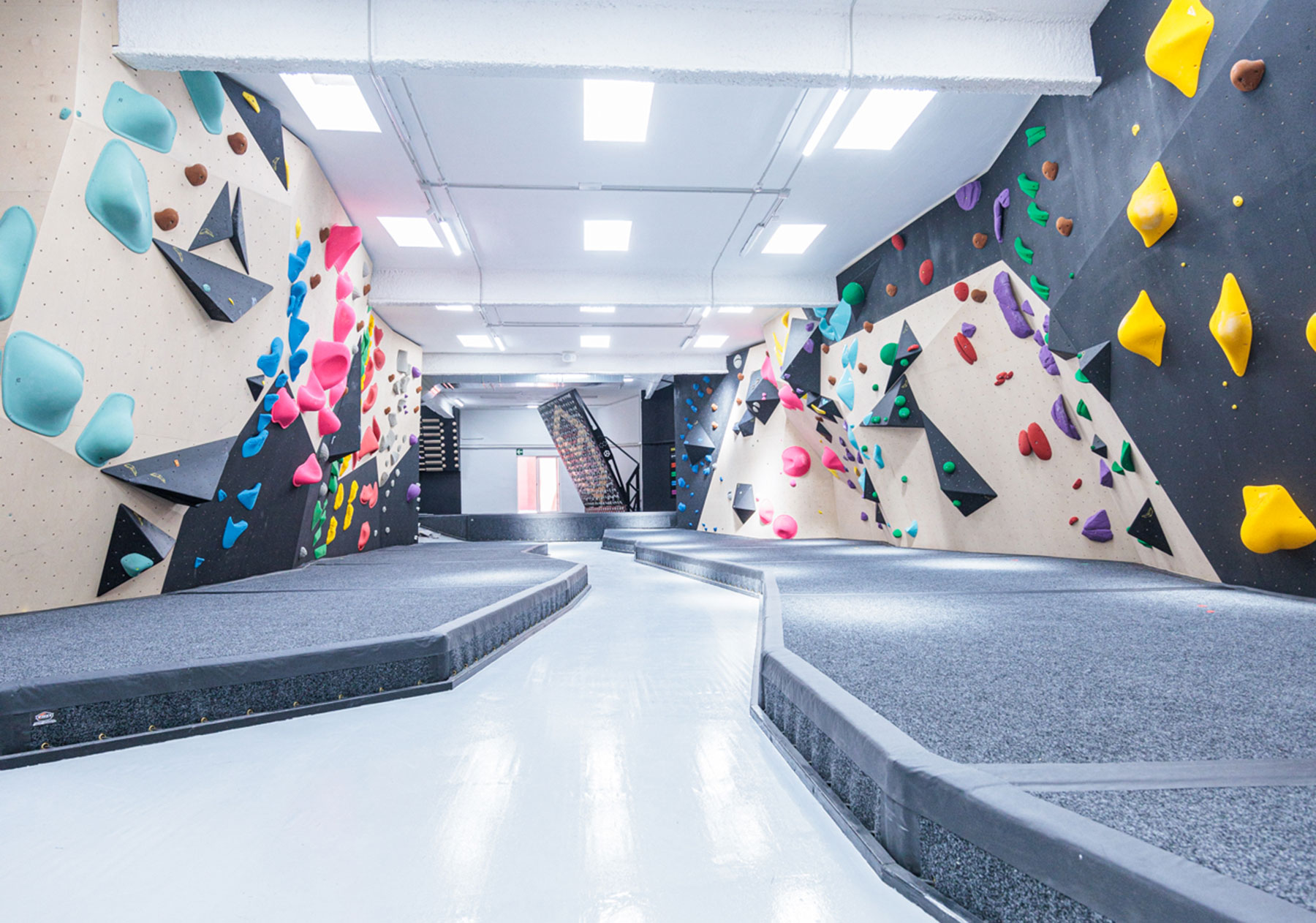 Climbing in the city center of Barcelona. Monobloc